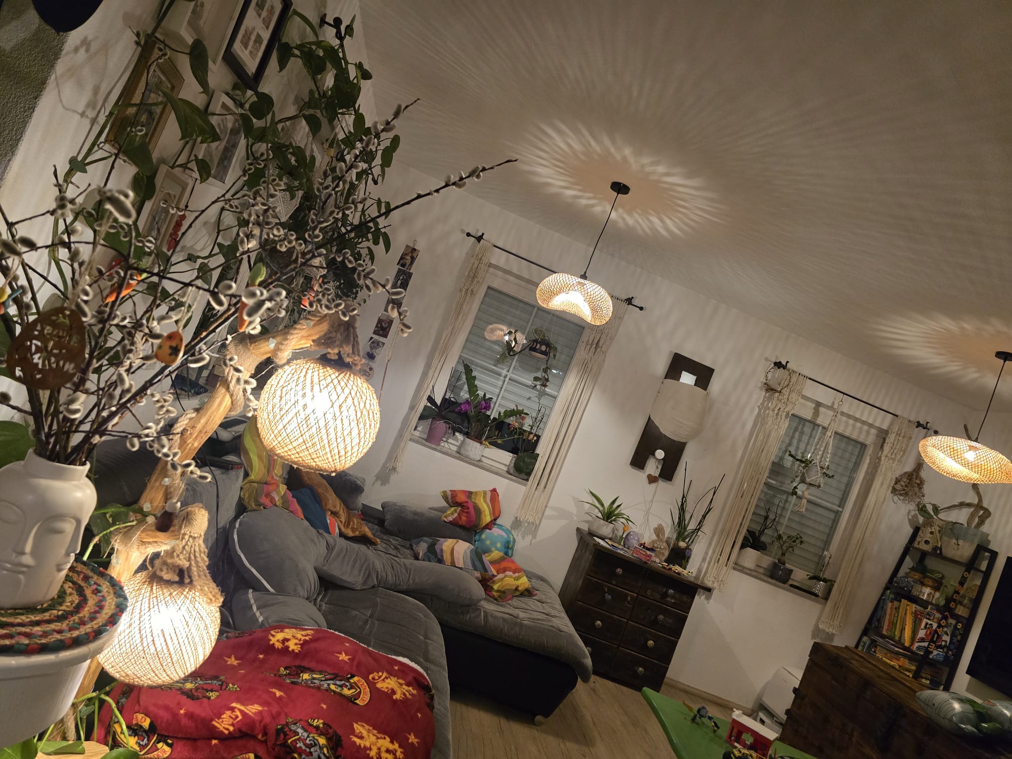 Wohnzimmer mit warmem Licht und gemuetlicher Atmosphaere